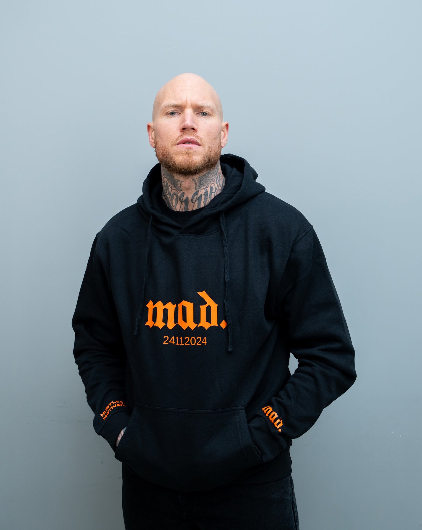 mad. Classic Logo Hoodie (schwarz/orange)